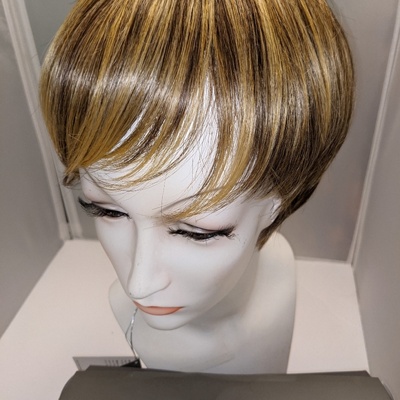 Raquel Welch - Modern Love Wig - Picture 3 of 13